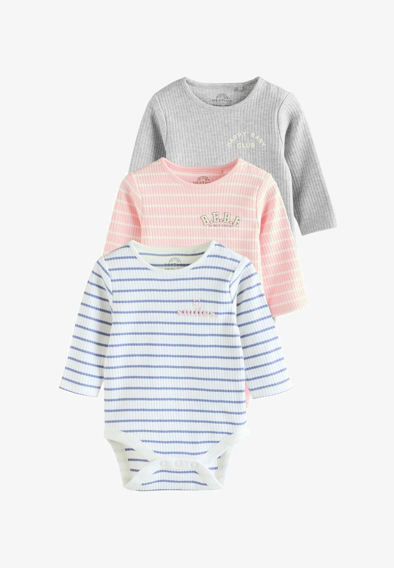 Trois bodies bébé à manches longues en côtes, en gris, rose rayé et blanc à rayures bleues, chacun avec un petit texte imprimé sur la poitrine.