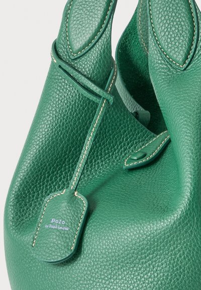 Sac à main en cuir vert texturé avec des coutures blanches et le logo Polo by Ralph Lauren sur une étiquette en cuir attachée.