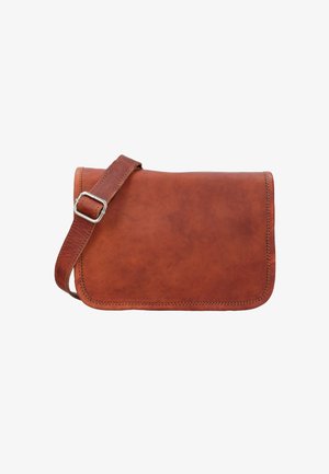 Brūna ādas crossbody soma ar izšūtām malām un regulējamu siksnu, kurai ir sudraba sprādze, novietota uz baltas fona.