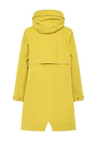 Gele waterdichte regenjas met capuchon, voorzien van een recht gesneden ontwerp, drukknopen aan de polsen en een afgeronde zoom.