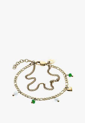 Bracelet en ton or présentant un design à maillons avec un pendentif en forme de cœur décoratif et des perles colorées aux accents verts et blancs.