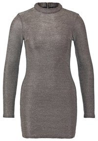 Abito a maniche lunghe in tessuto a maglia grigio metallizzato, caratterizzato da un collo alto e una silhouette aderente con dettaglio sulla zip posteriore.