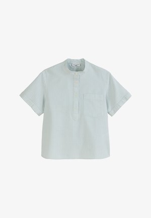Korte mouw shirt in lichtblauw met witte verticale strepen, ronde halslijn, sluiting met knopen aan de voorkant en een enkele borstzak.