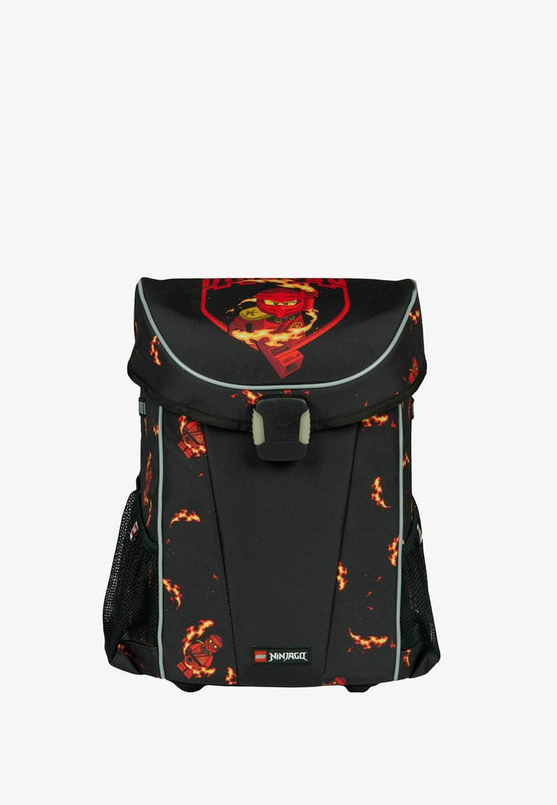 Sac à dos LEGO Ninjago noir avec personnage ninja rouge et motifs de flammes, poches latérales en filet et fermeture à boucle frontale.