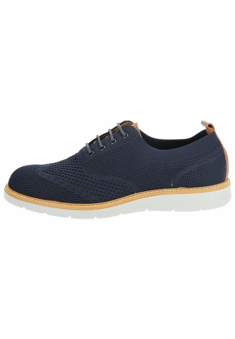 Scarpa in maglia blu navy con suola chiara, dettagli marroni, sei fori per i lacci e cuciture a contrasto. Design semplice, forma moderna.