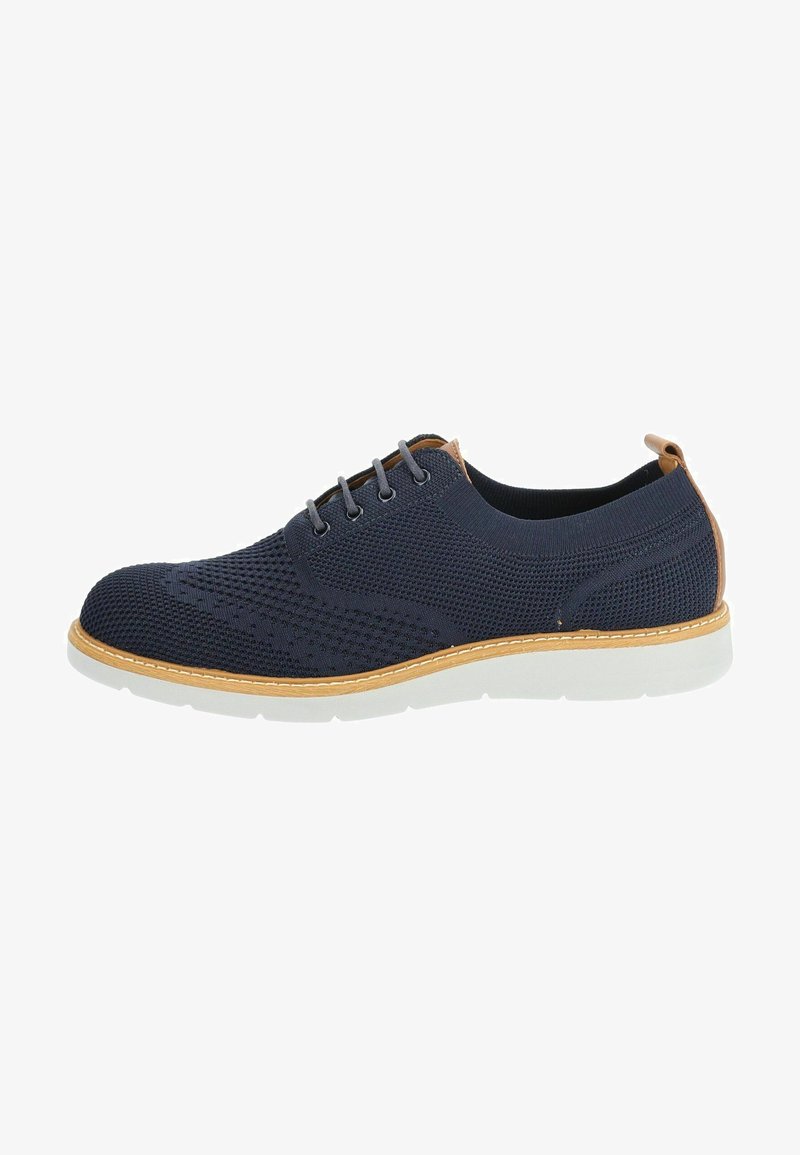 Scarpa in maglia blu navy con suola chiara, dettagli marroni, sei fori per i lacci e cuciture a contrasto. Design semplice, forma moderna.