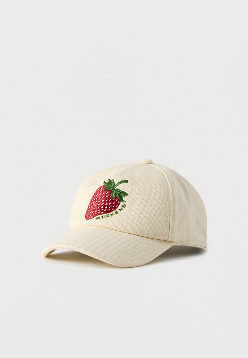 Μπεζ καπέλο μπέιζμπολ με κυρτό γεί σο, με κεντημένη κόκκινη φράουλα και τη λέξη "WEEKEND" σε πράσινο από κάτω.