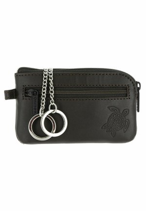 Pochette zippée en cuir noir avec poche avant zippée, deux anneaux porte-clés métalliques sur chaînes et motif tortue embossé dans le coin inférieur droit.