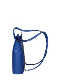 Sac à main en cuir bleu avec une finition texturée, de forme ovale, avec une bandoulière ajustable et des accessoires en argent. Fermeture éclair en haut.