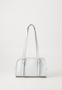 Sac à main gris clair avec deux poignées courtes, quincaillerie dorée, forme rectangulaire, texture lisse et détail de bord noir.