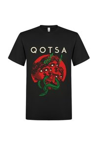 Svart T-skjorte med teksten "QOTSA", som har en rød sirkel bak fire overlappende klassiske buster med hvite øyne, grønne laurbærblader og en grønn slange.
