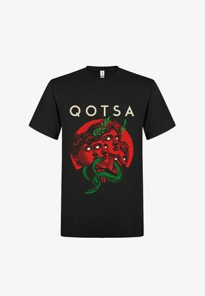 Mustapaita, jossa on "QOTSA"-teksti, taustalla punainen ympyrä ja neljä päällekkäistä klassista bustia, joilla on valkoiset silmät, vihreät laakerinlehdet ja vihreä käärme.