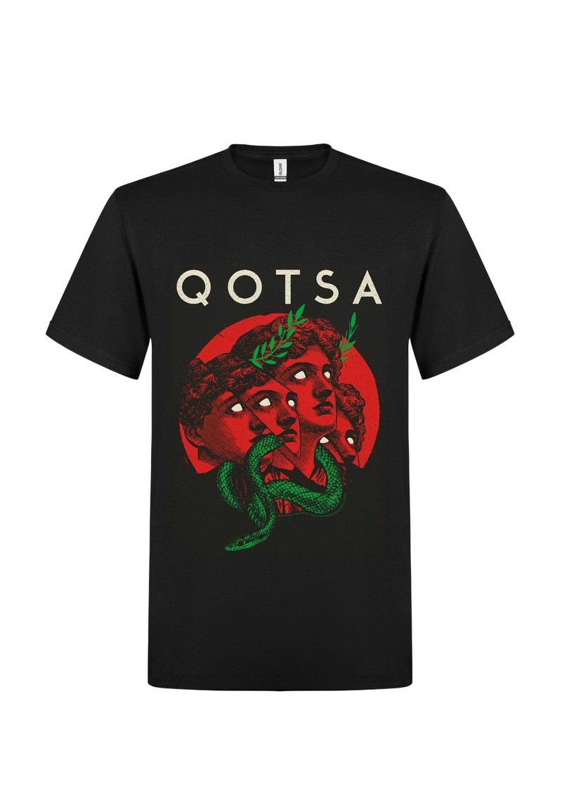 Svart T-skjorte med teksten "QOTSA", som har en rød sirkel bak fire overlappende klassiske buster med hvite øyne, grønne laurbærblader og en grønn slange.