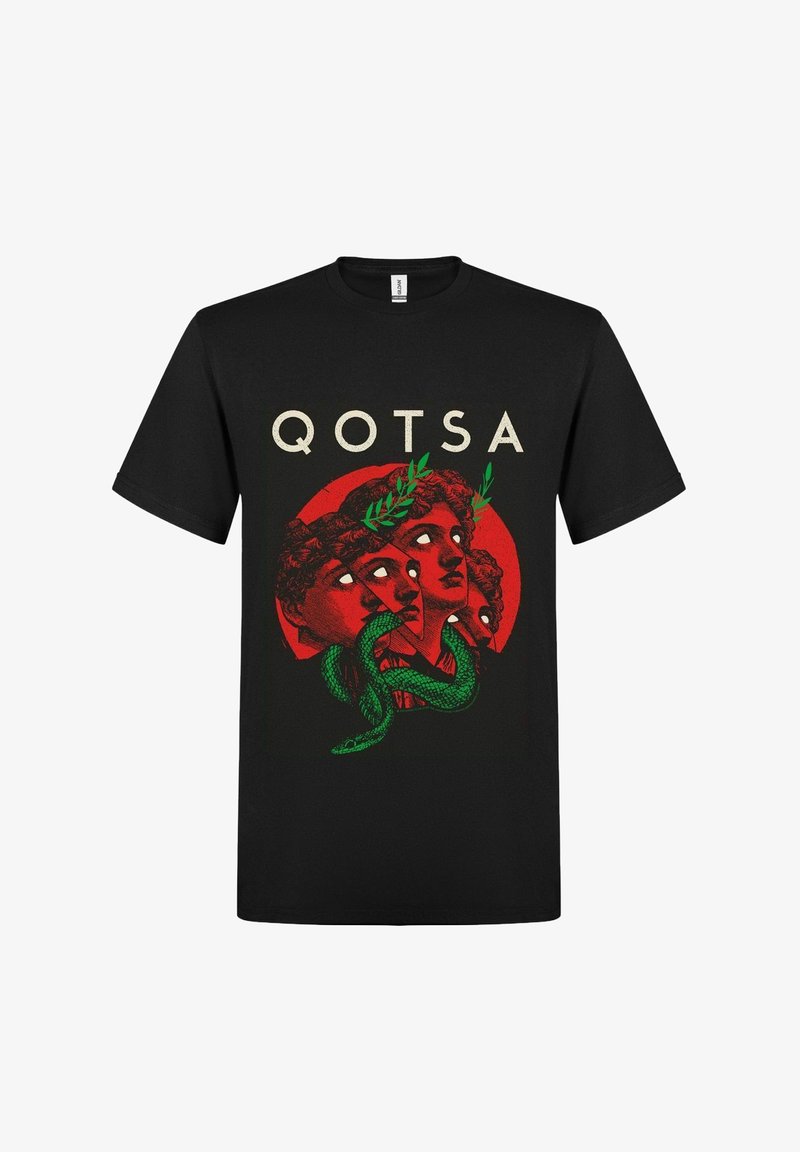 Černé tričko s textem "QOTSA", se červeným kruhem za čtyřmi překrývajícími se klasickými bustami s bílýma očima, zelenými vavřínovými listy a zeleným hadem.