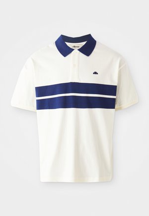 Hvid polo skjorte med marineblå striber på tværs af brystet og kraven. Har korte ærmer og et lille logo på venstre side nær kraven.