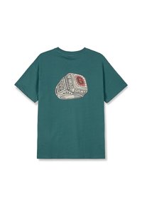 Camiseta de algodón verde con un estampado gráfico de un anillo de campeonato que lleva el texto "GRMY" y "INFAMOUS" en la parte de atrás. Mangas cortas, cuello redondo.