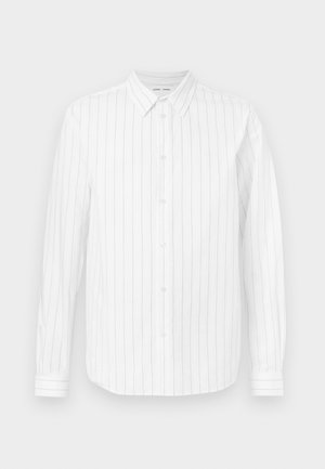 Witte lange mouwen overhemden met verticale grijze strepen, met een button-down kraag, knopen aan de voorkant en manchetten. Glad stof heeft een gladde textuur.