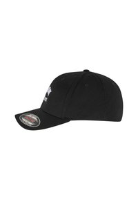Schwarze Baseballkappe aus Stoff mit gebogenem Schirm, ausgestattet mit gesticktem weißen Logodetail auf der Vorderseite und Belüftungsösen.