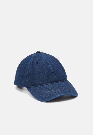 Casquette de baseball en denim bleu avec visière incurvée, panneaux cousus et sangle ajustable à l'arrière. Tissu texturé avec un aspect légèrement délavé.