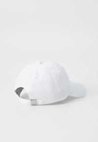 Hvit bomull baseballcaps med buet skygge, justerbar metallstropp bak og myk innerfôr. Enkelt design, uten mønstre.