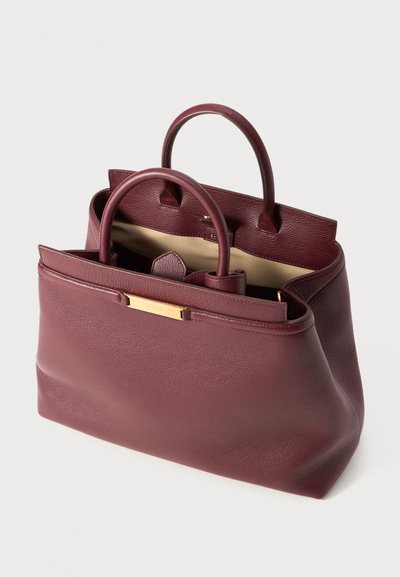 Burgundi nahkakäekott kahe ülemise käepidemega, struktureeritud kuju, kuldsed aksessuaarid ja avatud ülemine osa, mis paljastab beeži sisemuse.