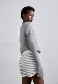 KNITID STRIPE - Lühikesed püksid - gray