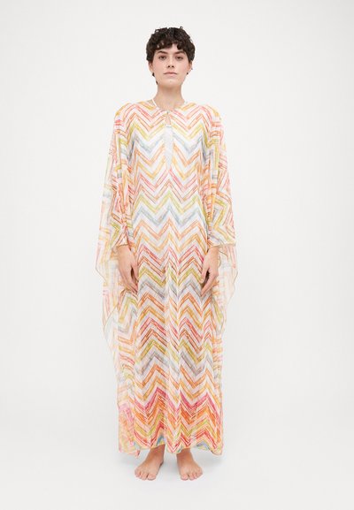 Multikleurige kaftan met een zigzagpatroon in pastelkleuren, voorzien van een ronde halslijn en vloeiende stof die tot aan de enkels valt.