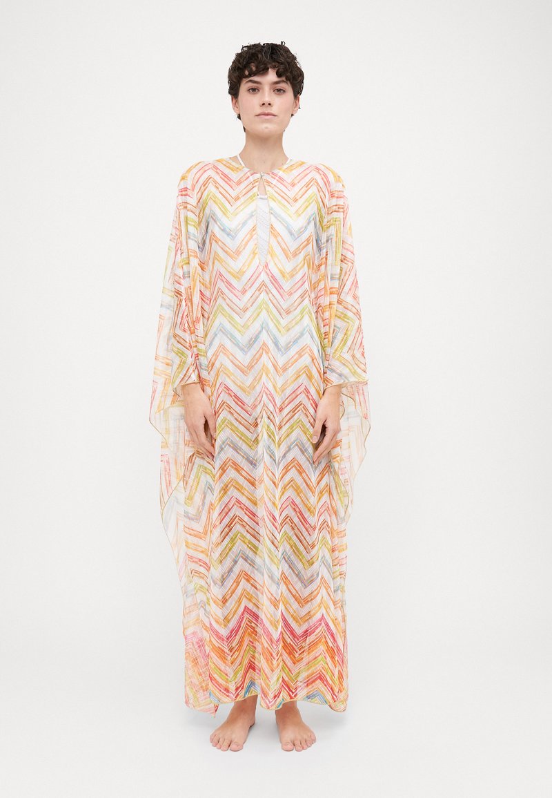 Kaftan multicolor cu un model în zigzag în tonuri pastelate, cu guler rotund și țesătură fluidă care se drapează până la glezne.