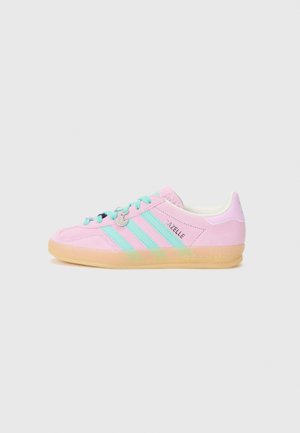 Pink Adidas Gazelle sneaker med mintgrønne striber, lys gummisål og matchende mintgrønne snørebånd.