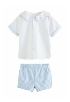 Weißes kurzärmeliges Hemd mit Knopfleiste und bestickten Segelbooten am Kragen, kombiniert mit hellblauen und weißen, gestreiften Shorts mit elastischem Bund.