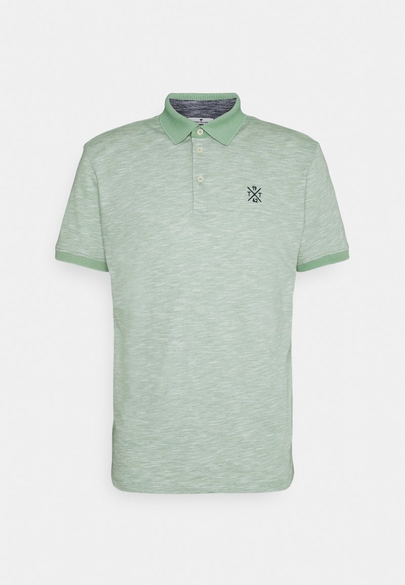 Polo-shirt vert clair avec une finition texturée, un col et des manches courtes. Présente un petit logo noir sur la poitrine et des bordures contrastantes.