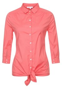 Camisa de botón color coral hecha de tela suave, con un detalle de nudo atado en la cintura, que cuenta con un cuello clásico y mangas de tres cuartos.