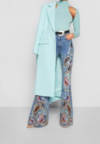 Alice + Olivia Strickpullover - light blue