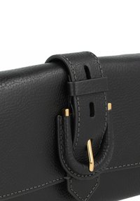 Portefeuille en cuir noir avec une surface texturée, des accents en matériel doré et un design structuré avec une fermeture à boucle distinctive.