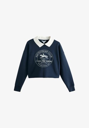 Marineblå sweatshirt med hvid krave, lange ærmer og hvidt rundt "Equestrian Club" logo med en galopperende hest og rytter.