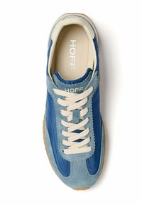 Baskets de sport bleu et bleu clair en matériaux cuir et daim, semelle en caoutchouc, lacets crème et logo "HOFF" sur la semelle intérieure.