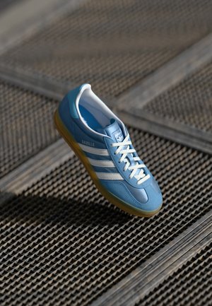 adidas Originals GAZELLE INDOOR - Baskets basses - footwear white