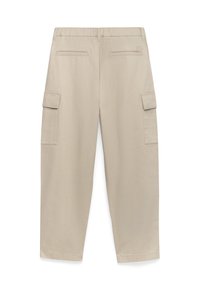 Pantaloni cargo beige con cintura elasticizzata, due tasche cargo laterali e due tasche posteriori. Tessuto liscio e design ampio.