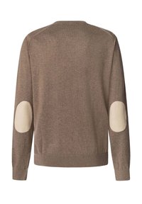 Maglione marrone lavorato a maglia con scollo rotondo, polsini a coste e toppe sui gomiti in un tessuto beige più chiaro. Design semplice e testurizzato.