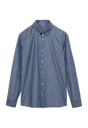 Námornícky modrá košeľa s dlhým rukávom bielymi vertikálnymi pruhmi, s golierom na gombíky a gombíkmi vpredu. Tkanina vyzerá hladko a ľahko.