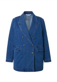 Blazer de mezclilla azul de doble pecho con solapas con muesca, dos bolsillos frontales y botones oscuros. Presenta un ajuste relajado y costuras visibles.