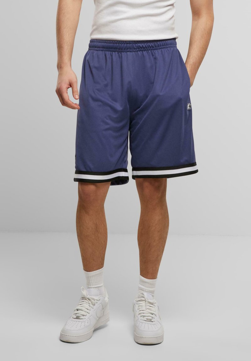 Shorts de sport bleus avec un ourlet rayé noir et blanc, fabriqués en tissu léger, dotés d'une taille élastique et de poches latérales.