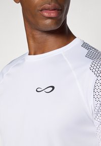 Endless FEISTY HEXAGON - Print T-shirt - white