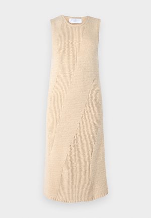 Buketknælængde beige strikket kjole med et tekstureret diagonalt stribemønster, ærmeløs design og rund halsudskæring. Blødt, strækbart stof.