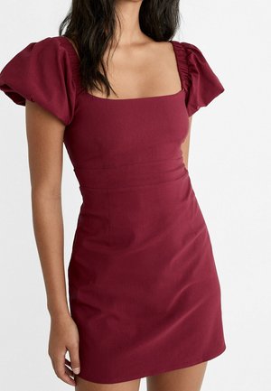 Burgunderfarbenes kurzes Kleid mit Puffärmeln, quadratischem Ausschnitt, tailliertem Oberteil und glatter Textur. Schlichtes Design ohne sichtbare Muster oder Beschläge.