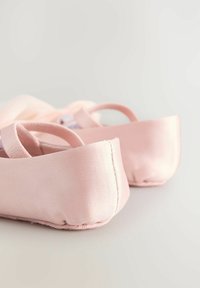 Helle rosa Ballettschuhe aus Satin mit runden Zehen und weichen elastischen Riemen, die eine glatte Textur und dezente Nähdetails aufweisen.