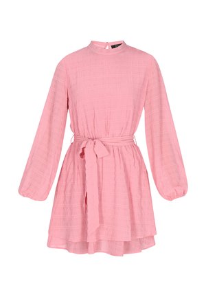 Rózsaszín ruha hosszú puffos ujjakkal, kerek nyakkivágással és megkötős derékkal. Texturált, rácsos mintázattal és rétegzett szegéllyel rendelkezik.