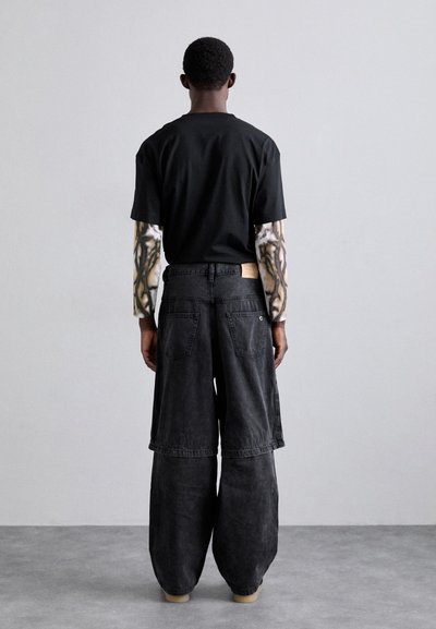 Études NOCTURNE - Laza szabású farmerek - black washed