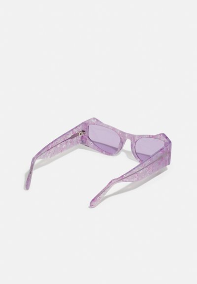 Gafas de sol moradas con un patrón de mármol. Montura transparente con diseño angular. Lentes tintados de color morado claro y bisagras de metal.