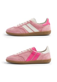 Paire de baskets basses en daim rose avec semelles en gomme, lacets blancs et bandes latérales contrastées blanches et rose vif, vues de côtés opposés.